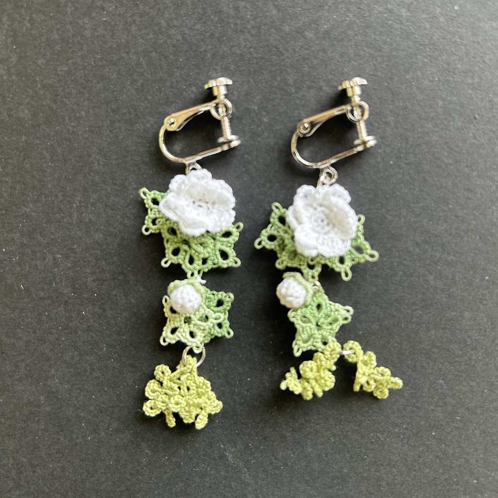 タティングレースとクロッシェレースの白花の耳飾り