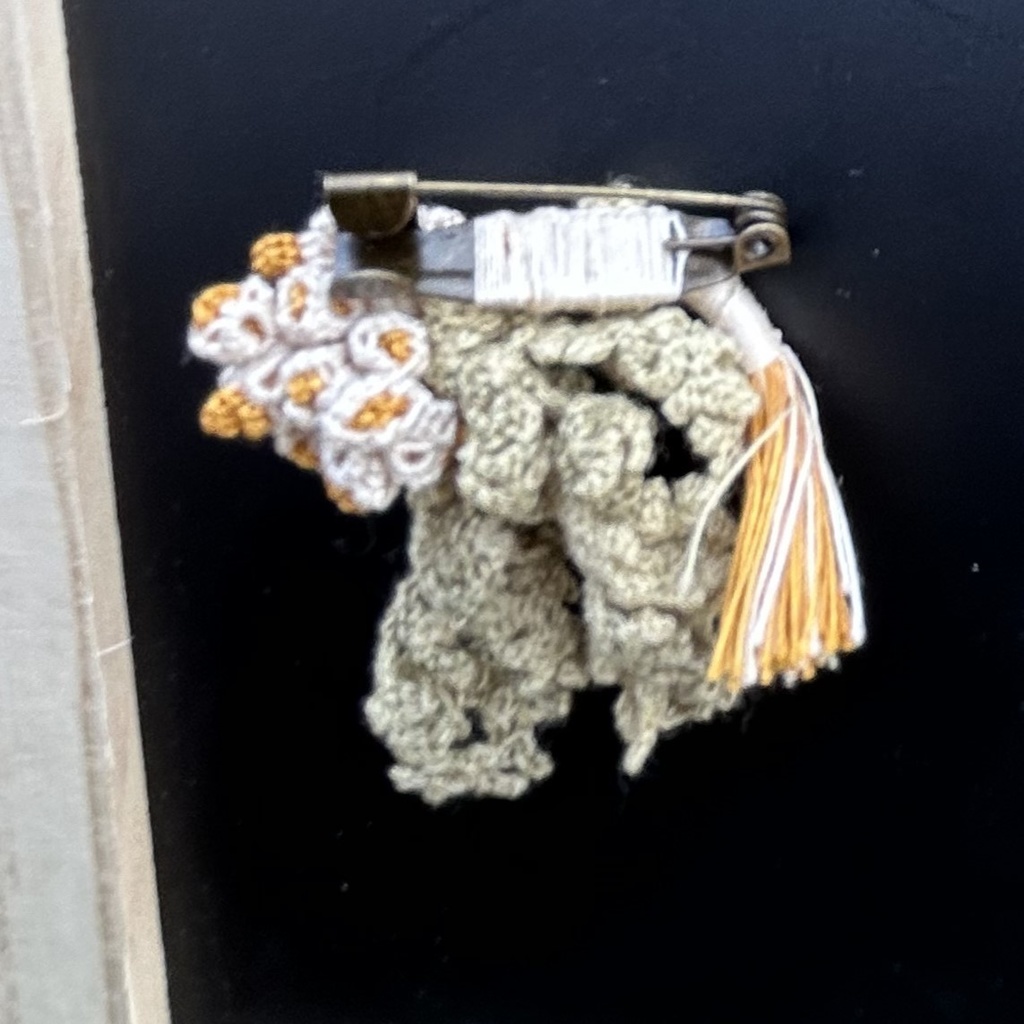 タティングレースとクロッシェレースの草花モチーフブローチ