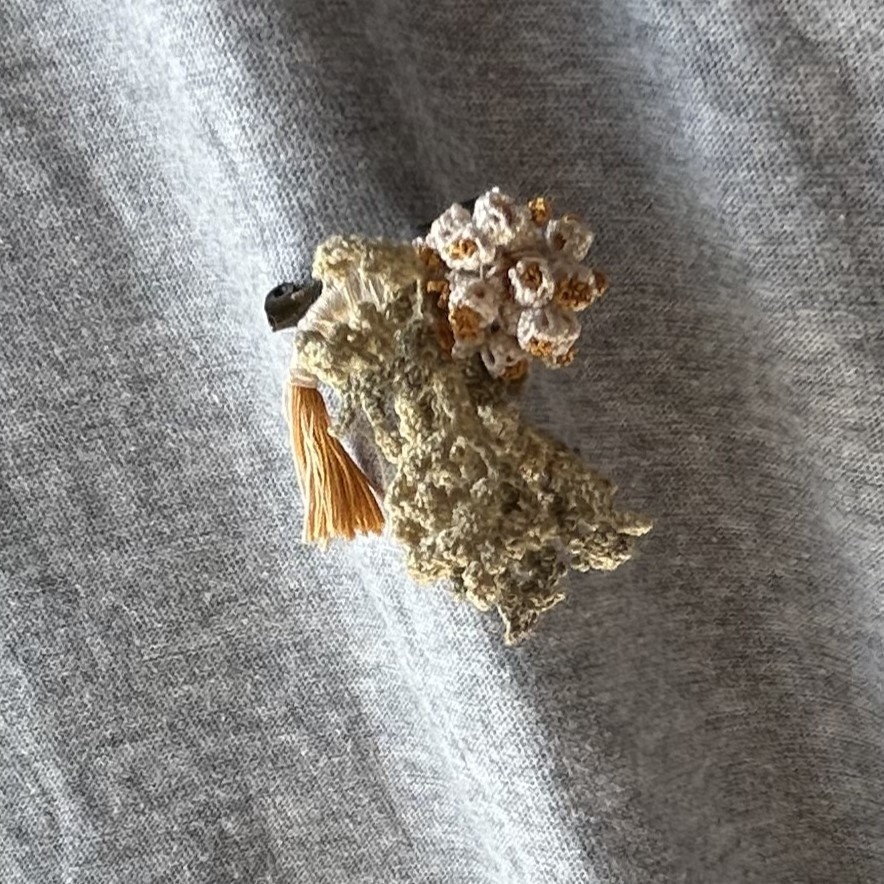 タティングレースとクロッシェレースの草花モチーフブローチ