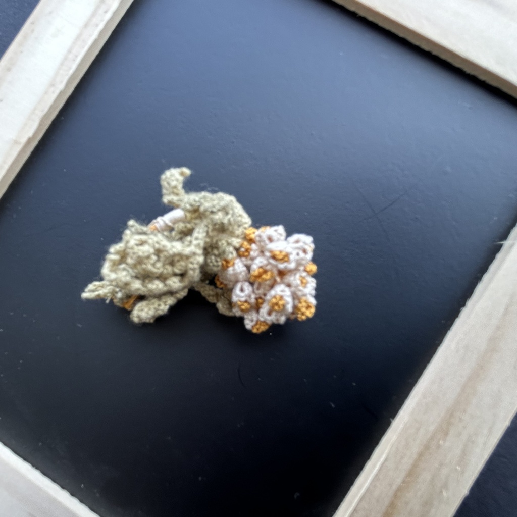 タティングレースとクロッシェレースの草花モチーフブローチ