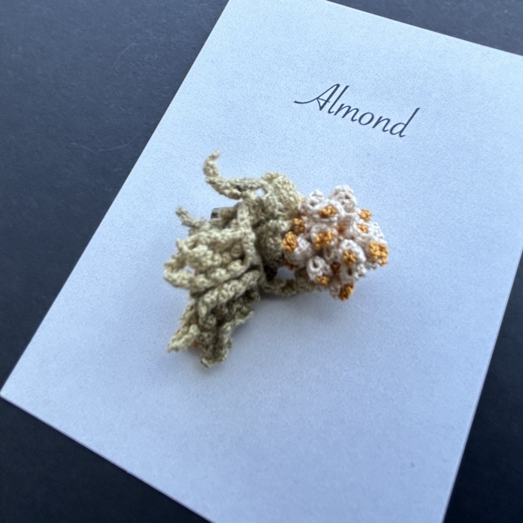 タティングレースとクロッシェレースの草花モチーフブローチ