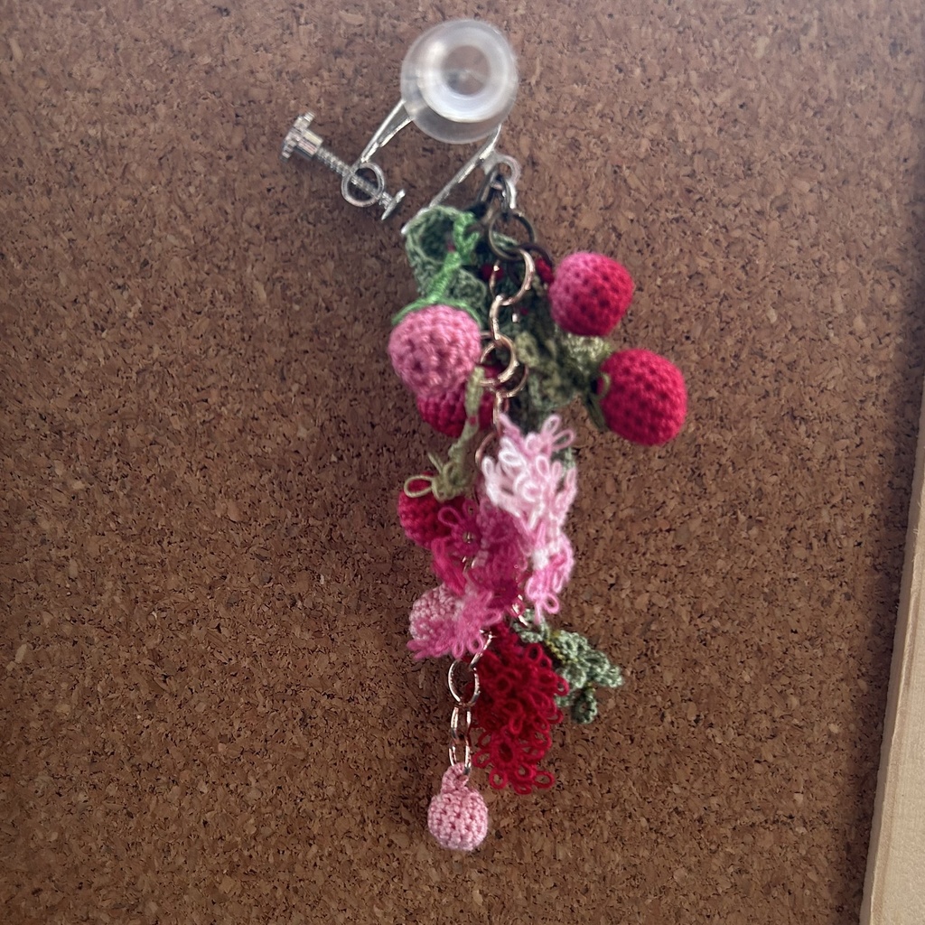 タティングレースとクロッシェレースのピンクの小花や果実の耳飾り