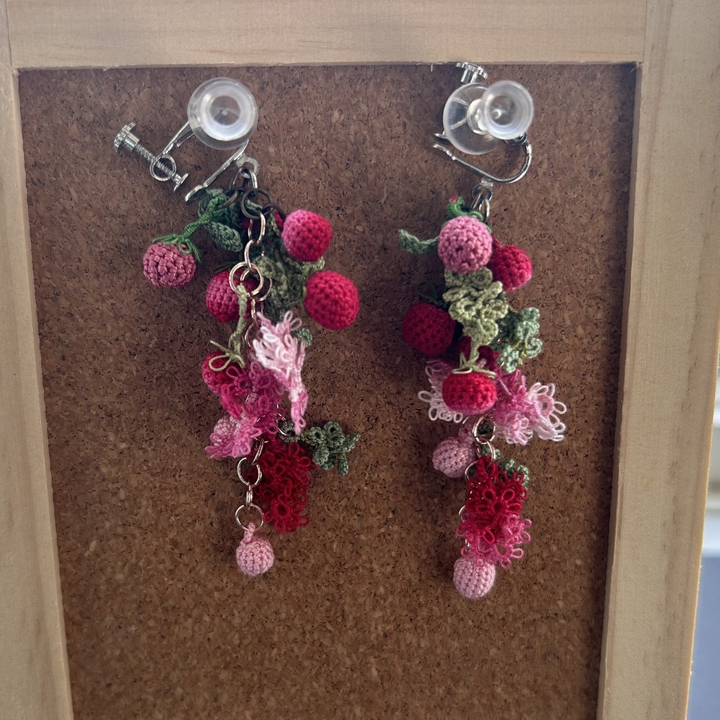 タティングレースとクロッシェレースのピンクの小花や果実の耳飾り