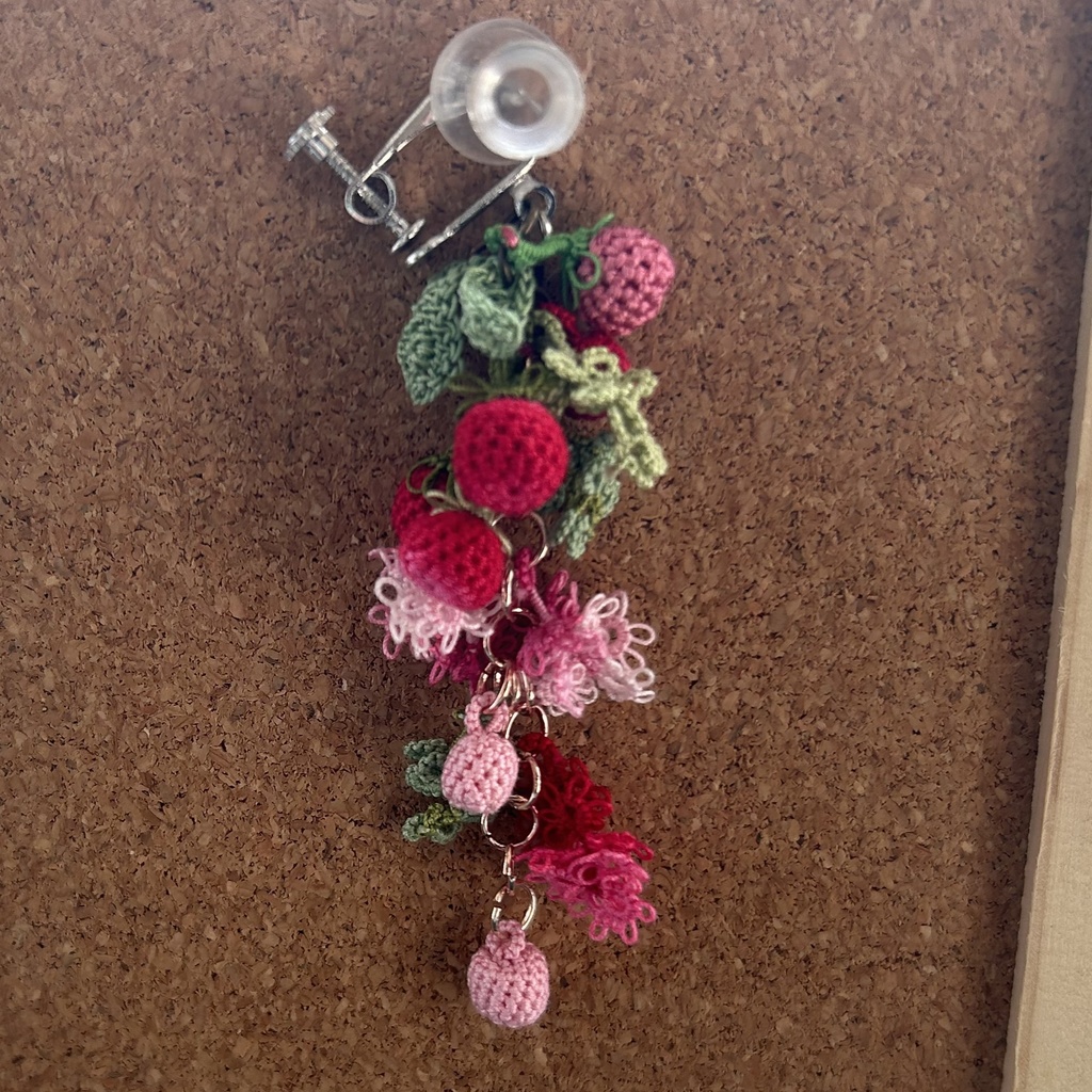 タティングレースとクロッシェレースのピンクの小花や果実の耳飾り