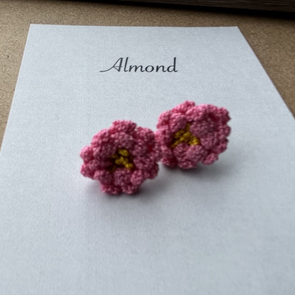 クロッシェレースのピアス(3種類の中からお好きな色をお選びできます)