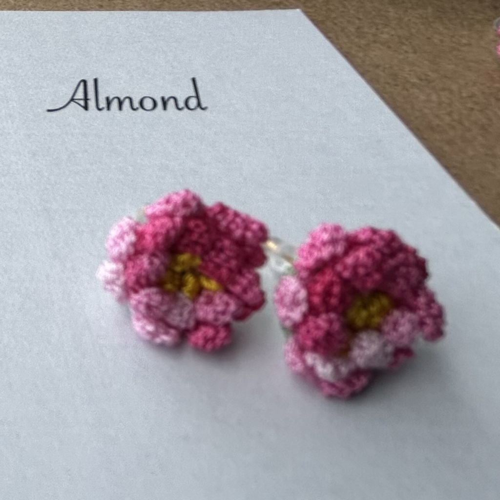 クロッシェレースのピアス(3種類の中からお好きな色をお選びできます)