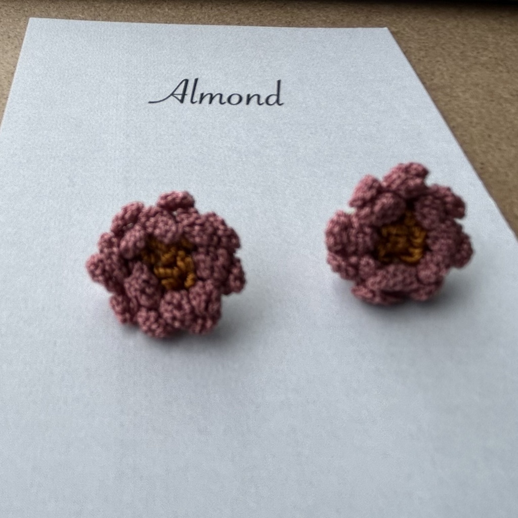 クロッシェレースのピアス(3種類の中からお好きな色をお選びできます)