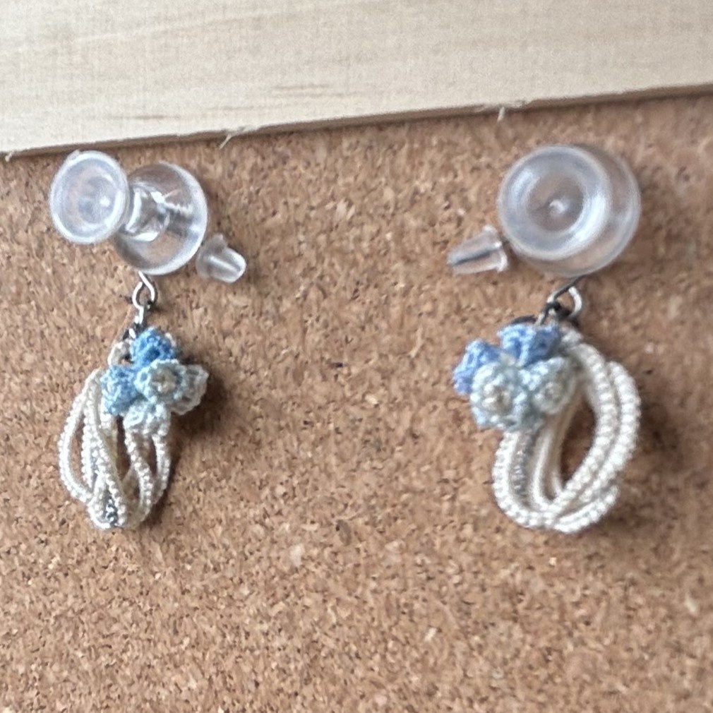 タティングレースの可憐な小花のピアス