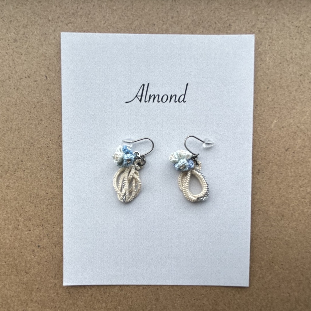 タティングレースの可憐な小花のピアス