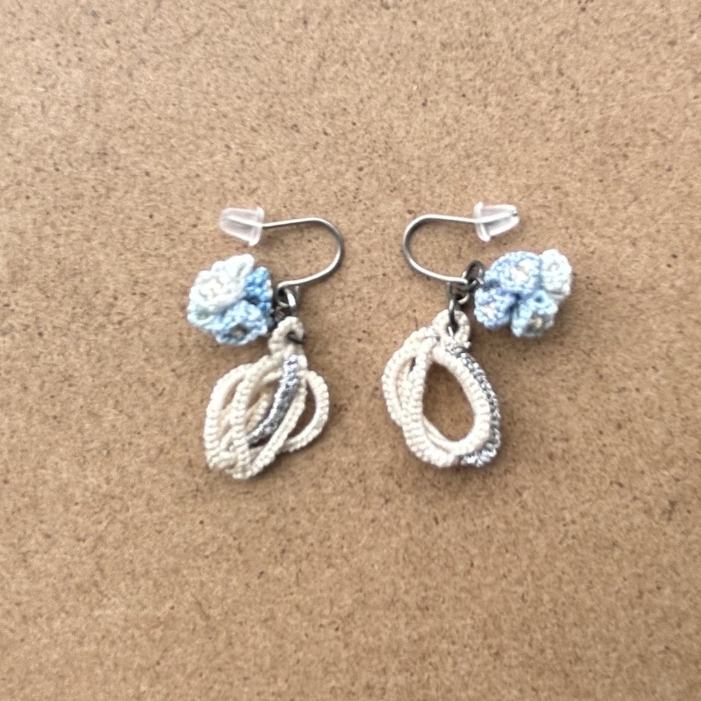 タティングレースの可憐な小花のピアス