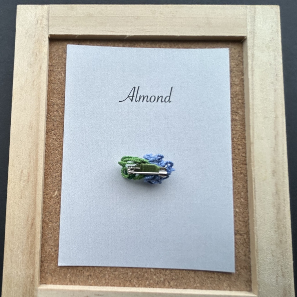 タティングレースの青い小花のブローチ