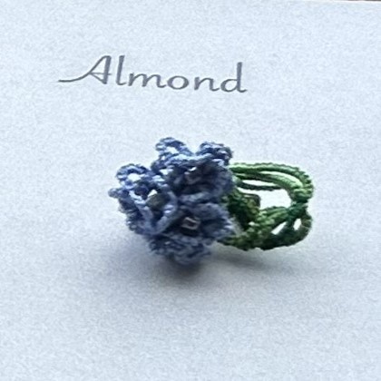 タティングレースの青い小花のブローチ