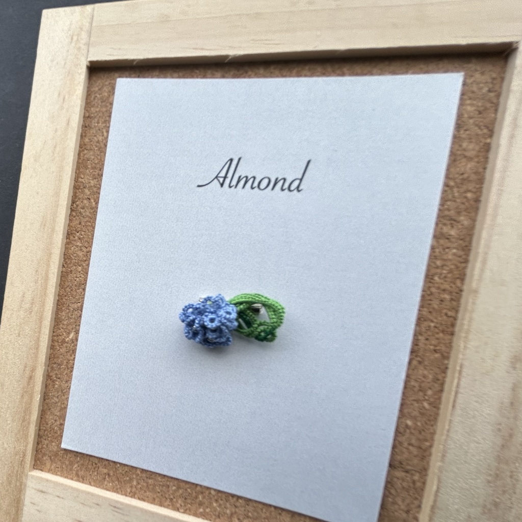 タティングレースの青い小花のブローチ