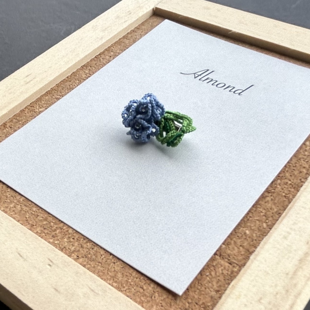 タティングレースの青い小花のブローチ