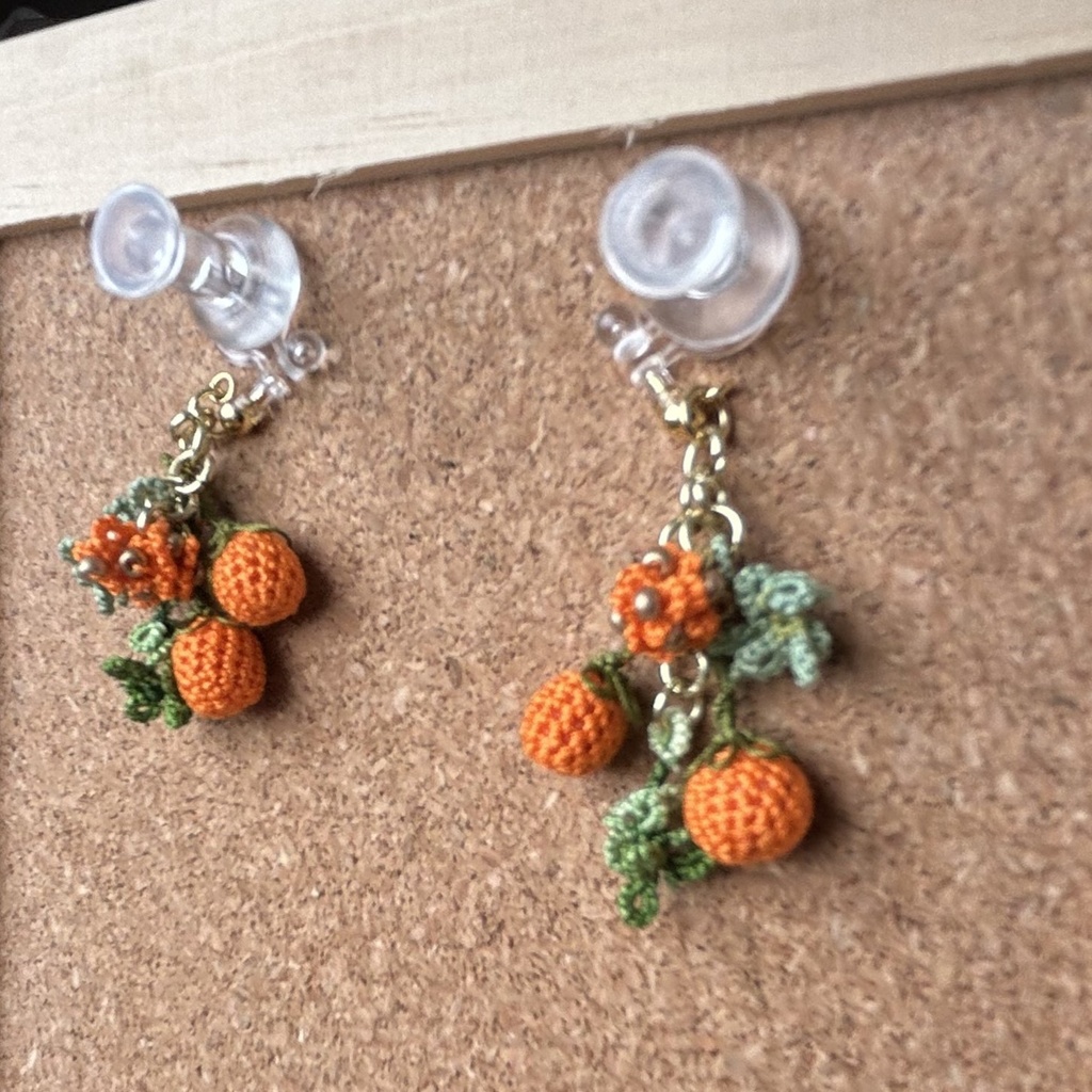 タティングレースとクロッシェレースのオレンジ色小花のイヤリング