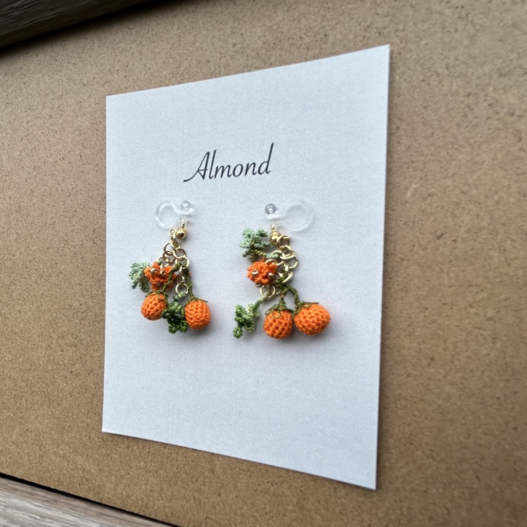 タティングレースとクロッシェレースのオレンジ色小花のイヤリング