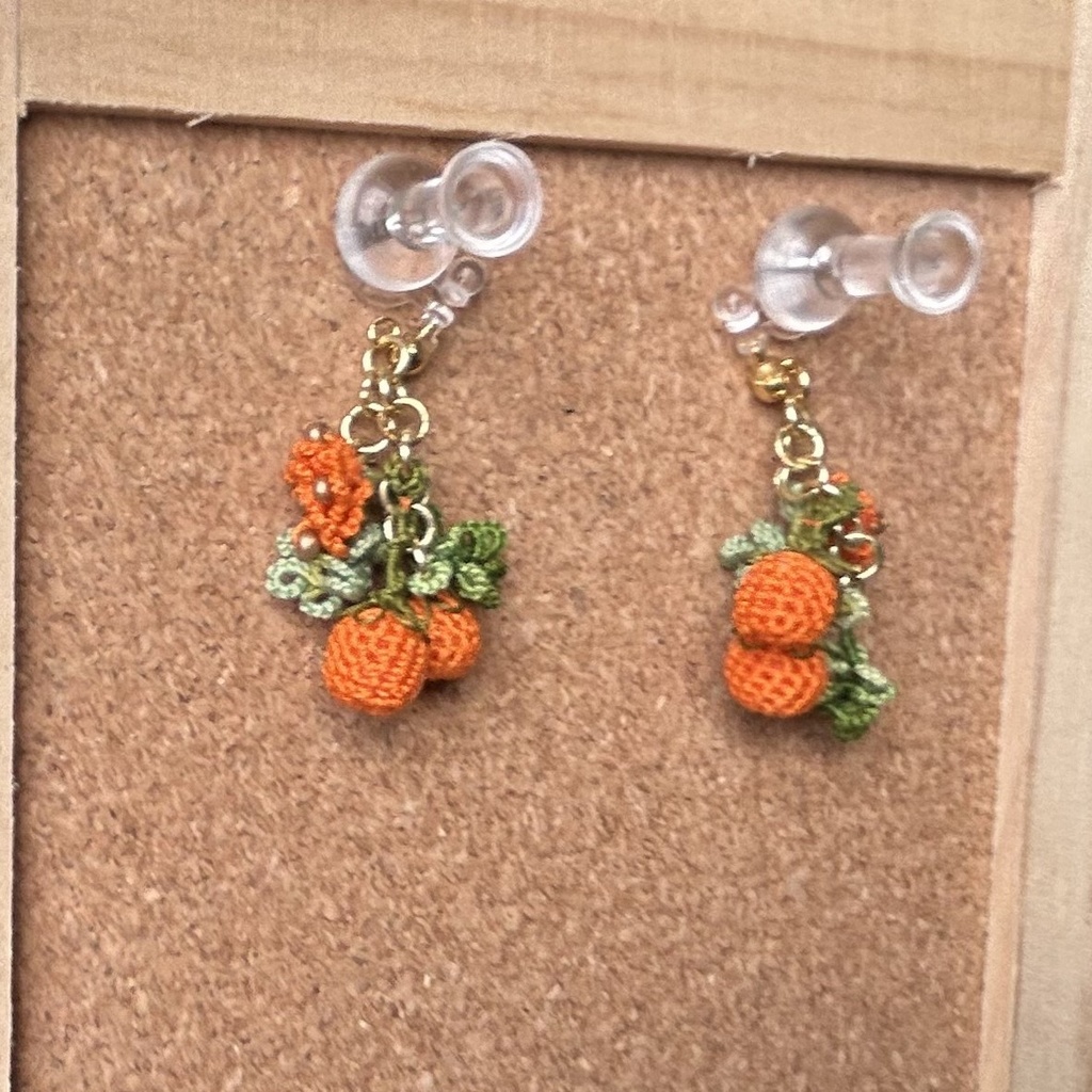 タティングレースとクロッシェレースのオレンジ色小花のイヤリング
