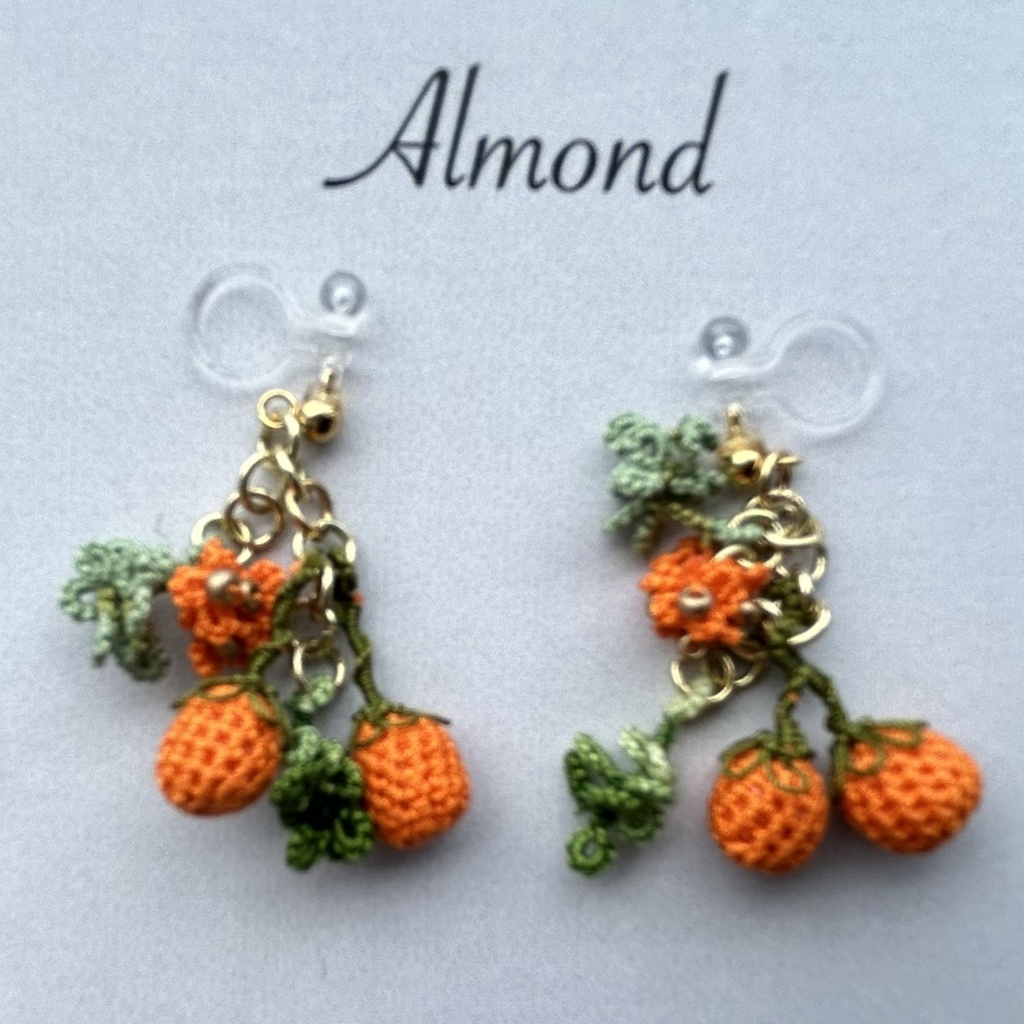 タティングレースとクロッシェレースのオレンジ色小花のイヤリング