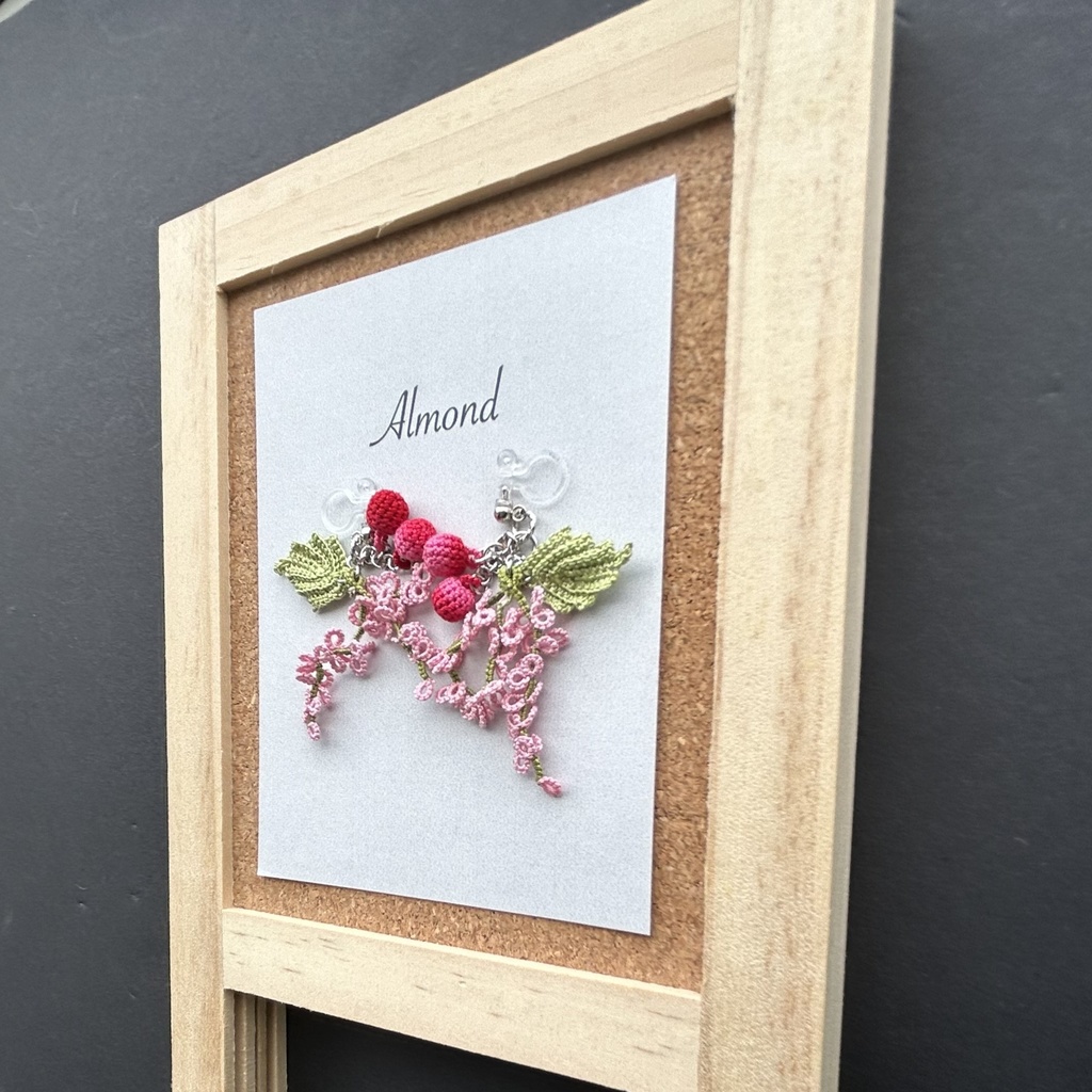 タティングレースとクロッシェレースのピンクの果実の耳飾り