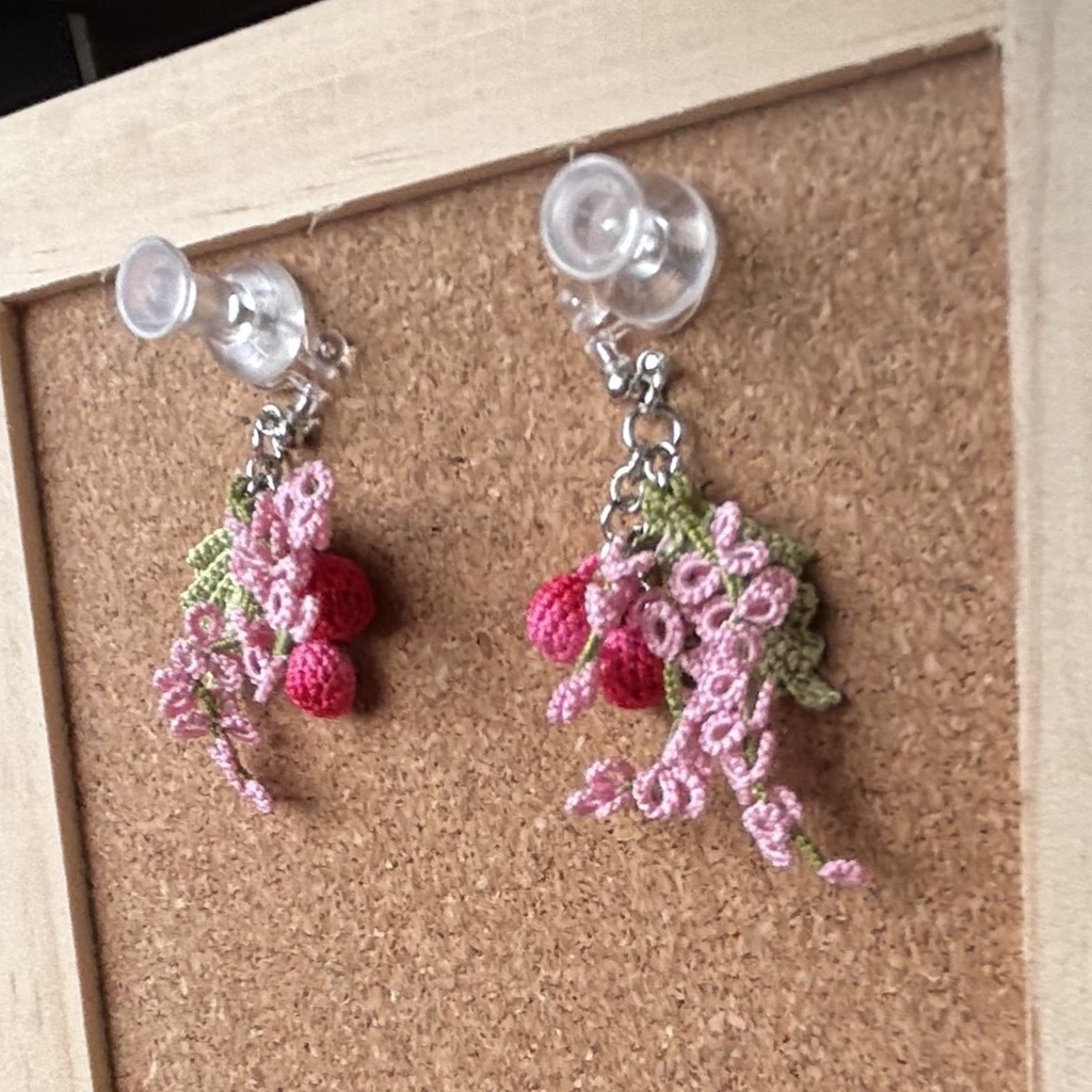 タティングレースとクロッシェレースのピンクの果実の耳飾り