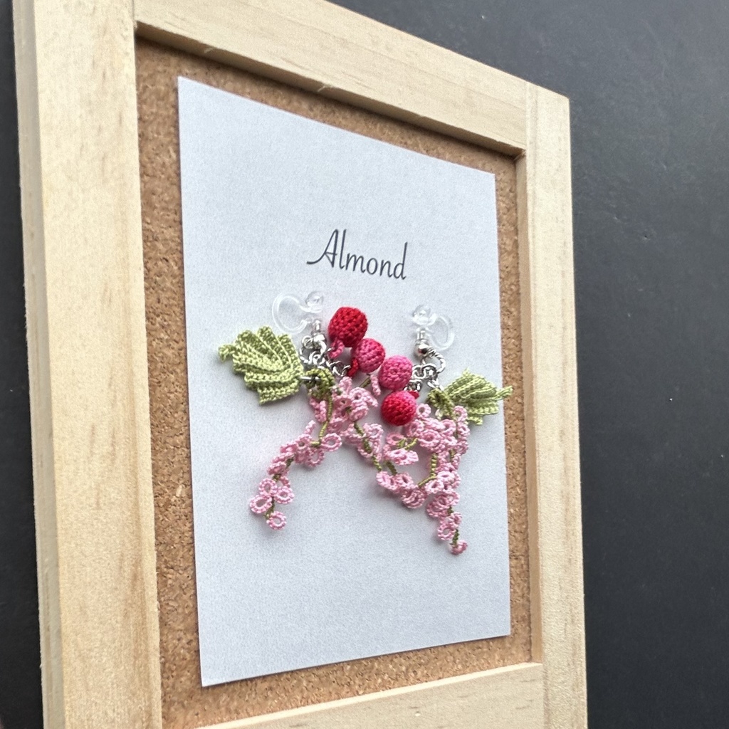 タティングレースとクロッシェレースのピンクの果実の耳飾り