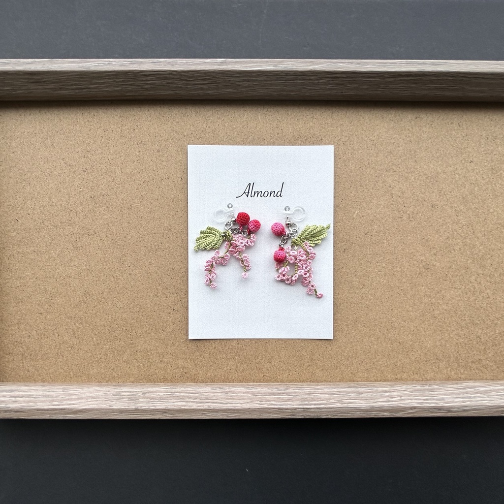 タティングレースとクロッシェレースのピンクの果実の耳飾り