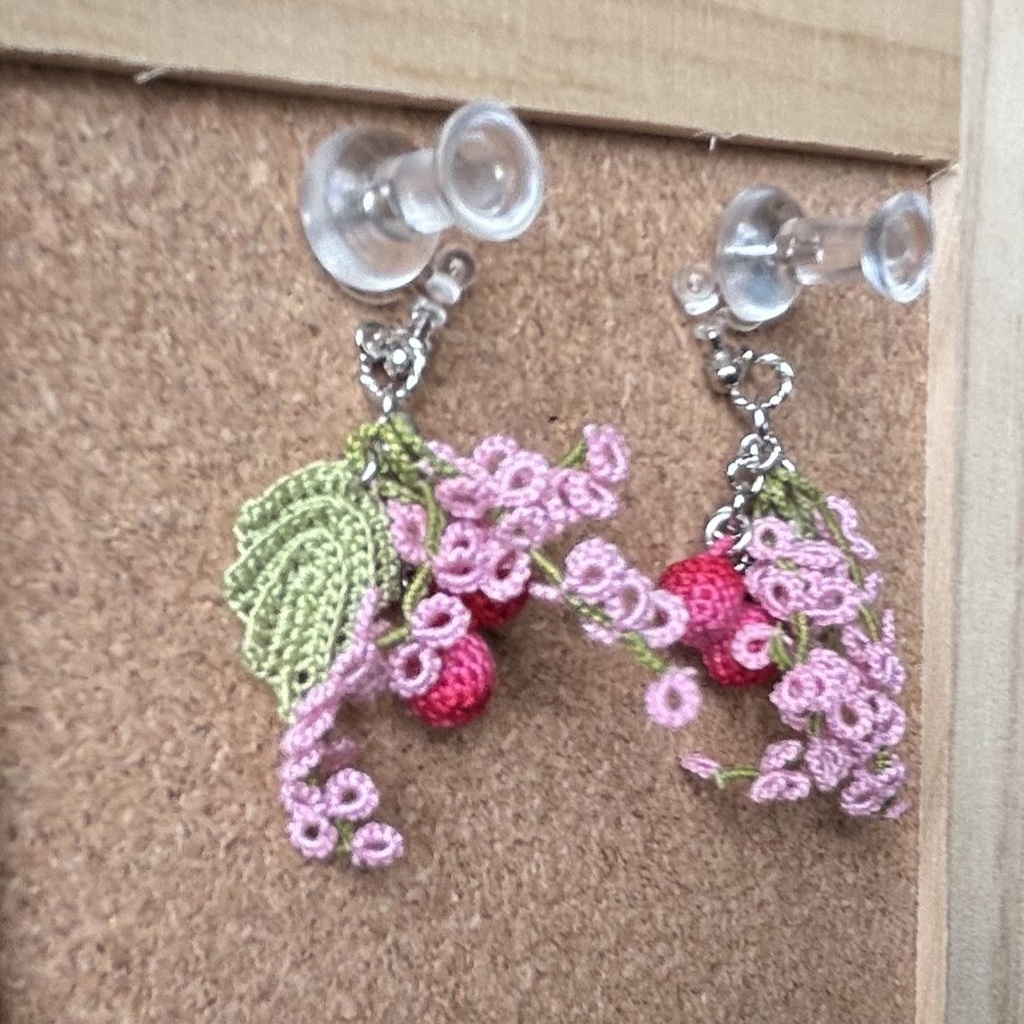 タティングレースとクロッシェレースのピンクの果実の耳飾り