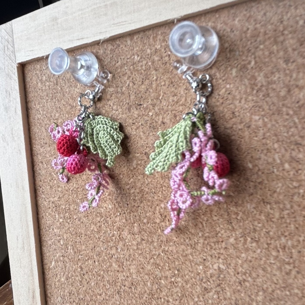 タティングレースとクロッシェレースのピンクの果実の耳飾り