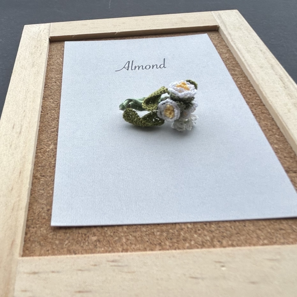 タティングレースの小花のブローチ