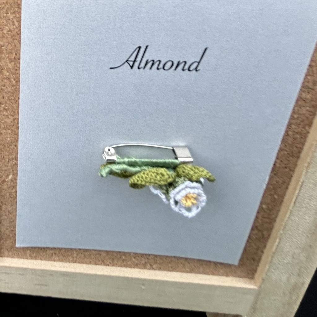 タティングレースの小花のブローチ