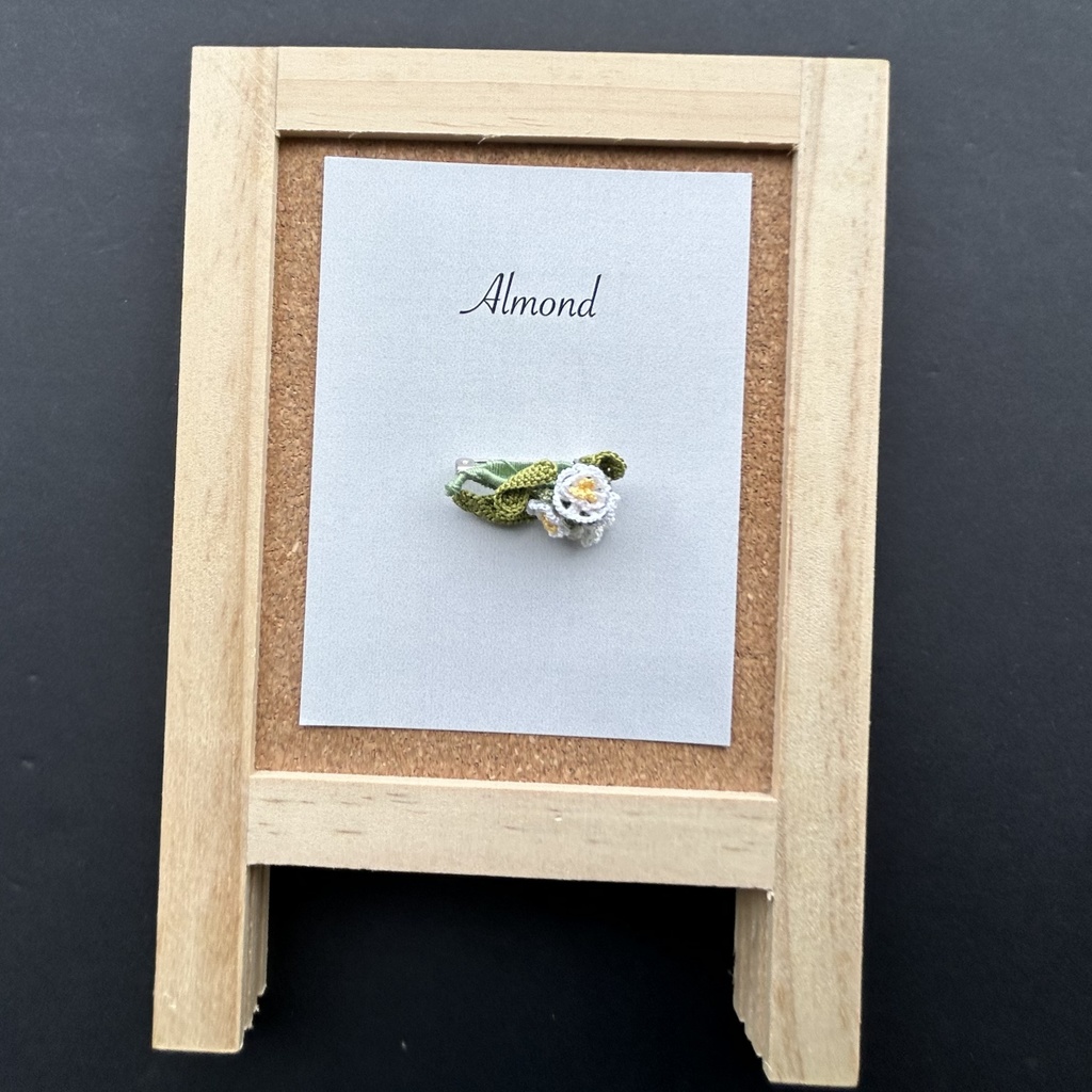 タティングレースの小花のブローチ