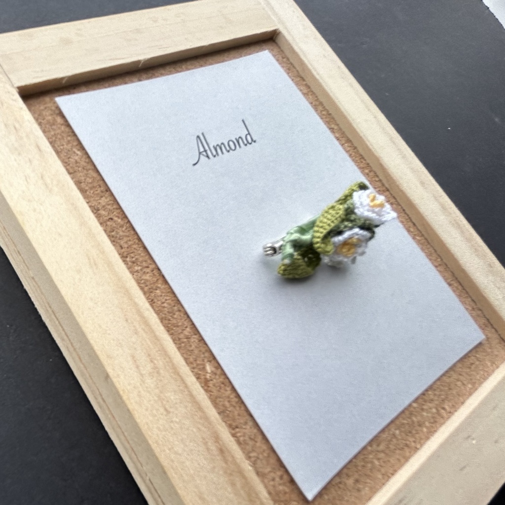 タティングレースの小花のブローチ