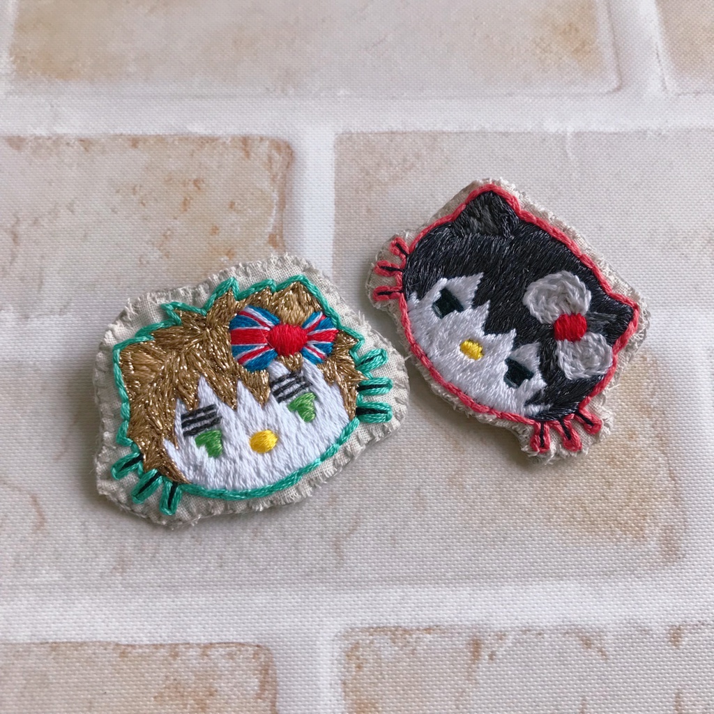 HELLO！  アーティ＆キクティ 刺繍ブローチ