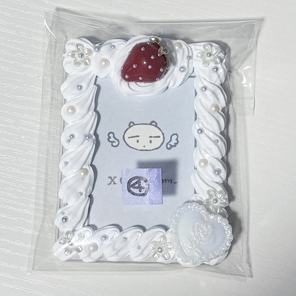 いちごのトレカケース(ホワイト)