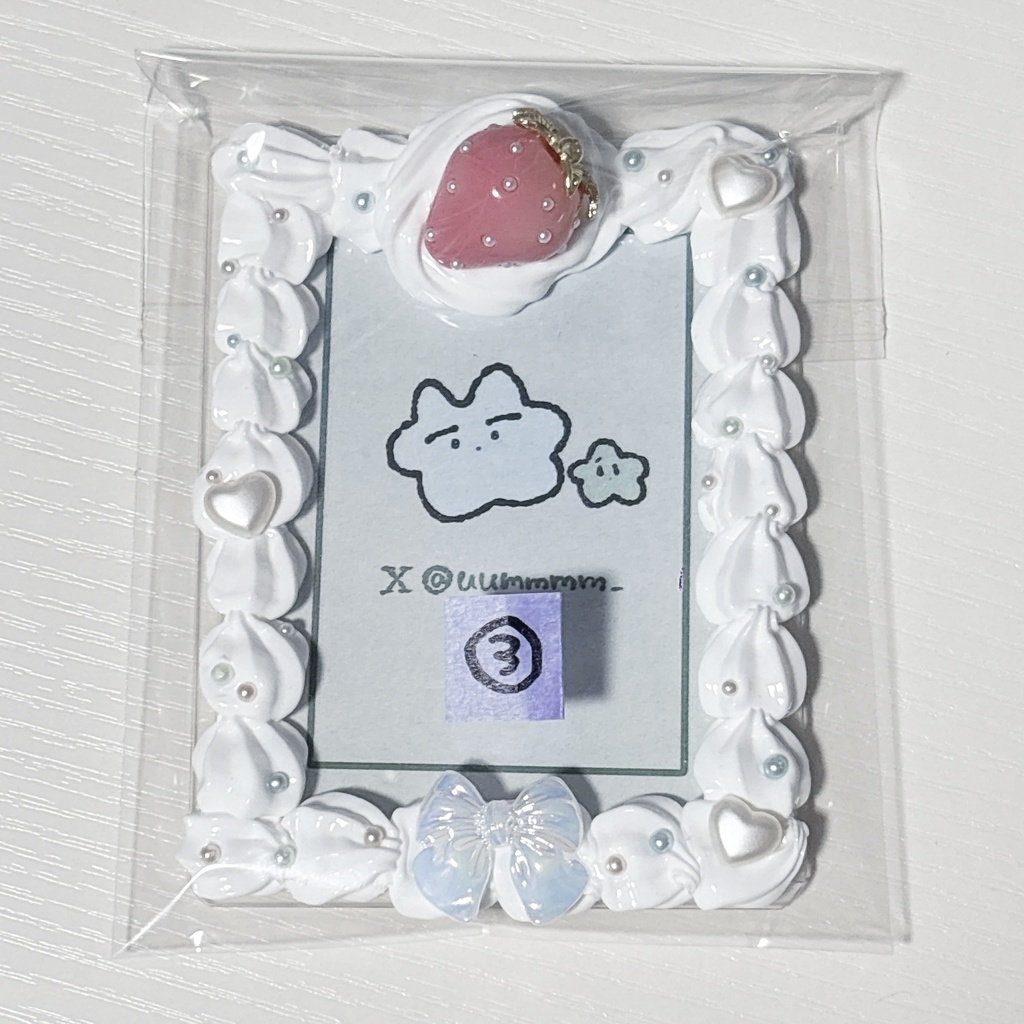 いちごのトレカケース(ホワイト)