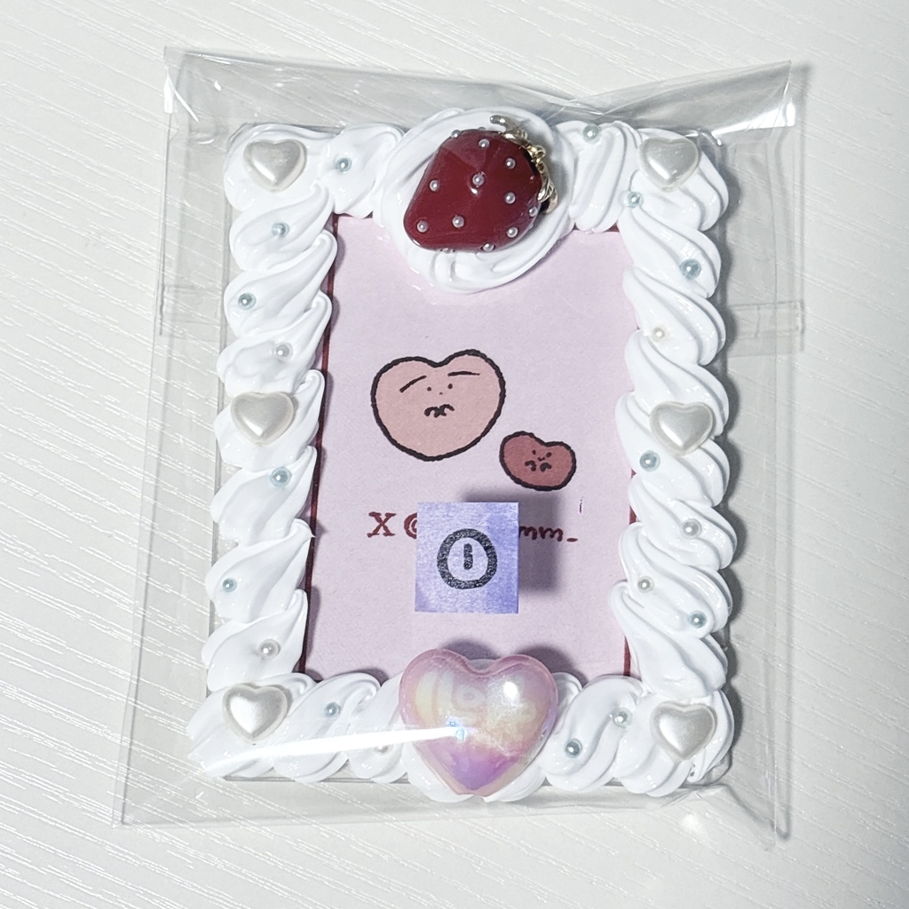 いちごのトレカケース(ホワイト)