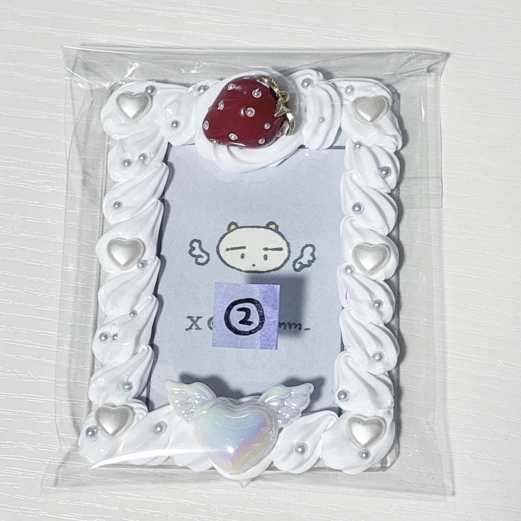 いちごのトレカケース(ホワイト)