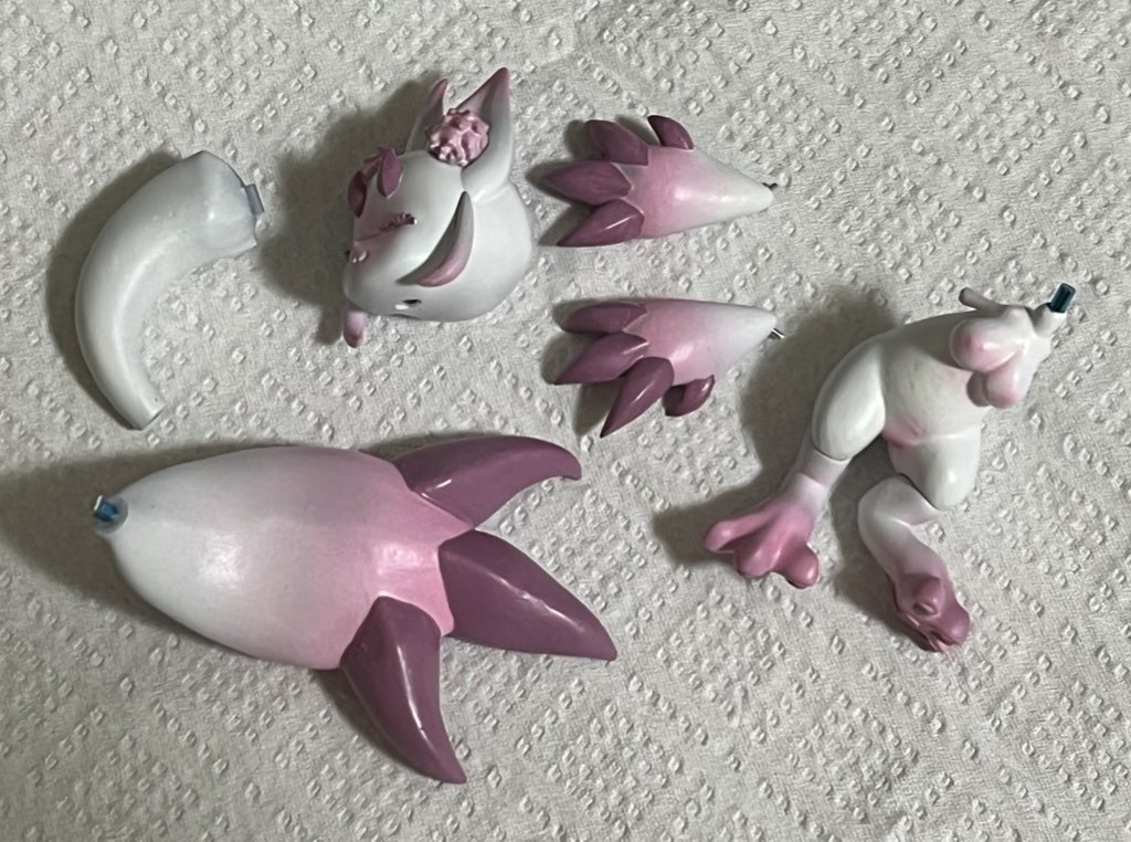 2齢アドプトのフィギュア(着色済み.組み立て式)