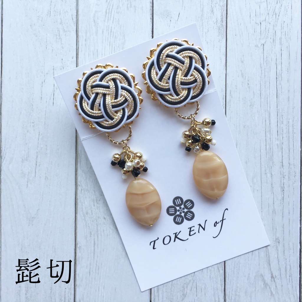 「近侍に染まる首飾り」のお揃い耳飾り