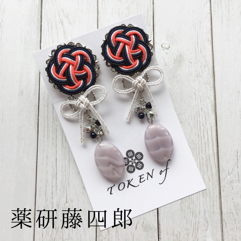 「近侍に染まる首飾り」のお揃い耳飾り