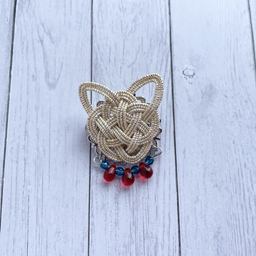 鳴狐のお供のキツネのミニブローチ