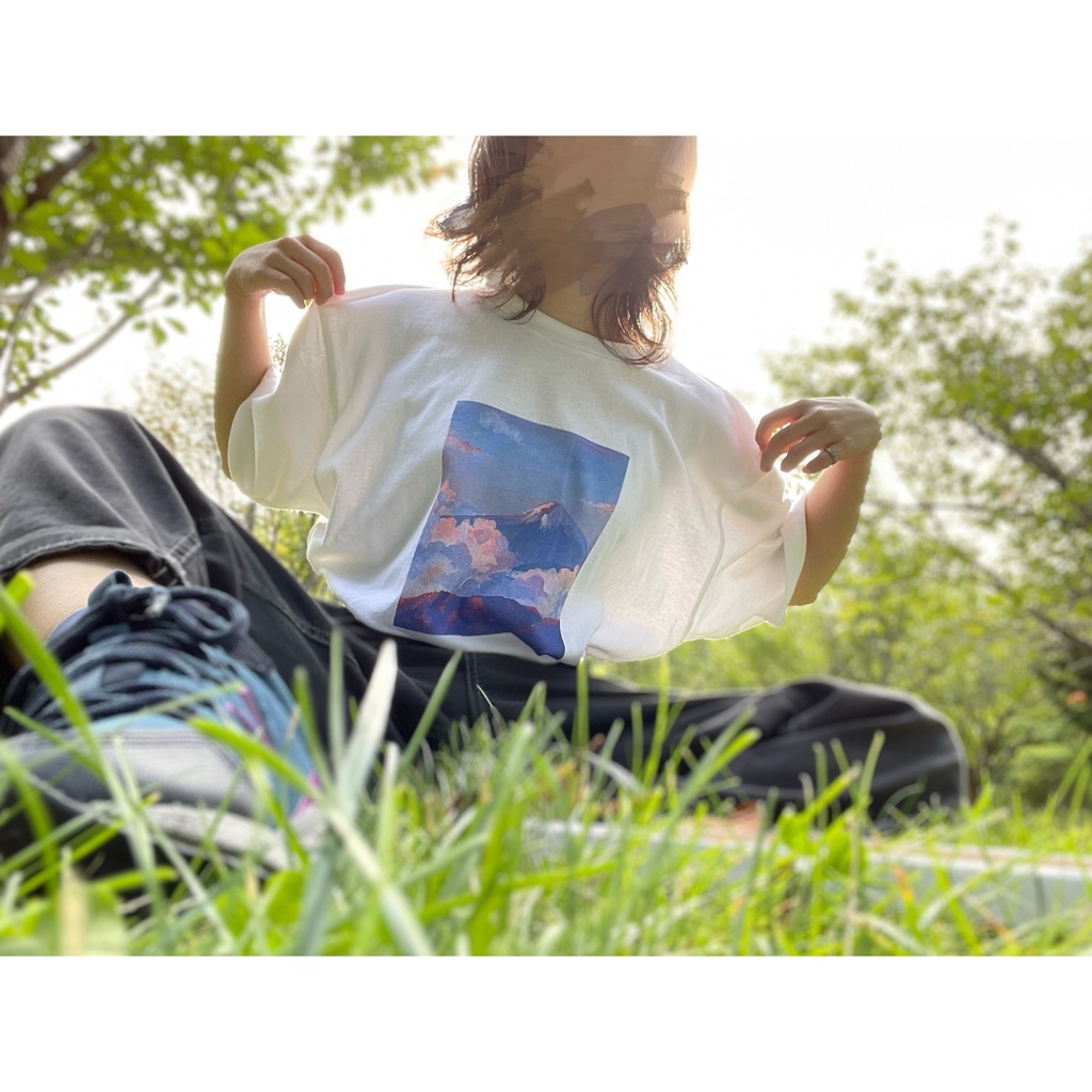 そらとやまの青いTシャツ