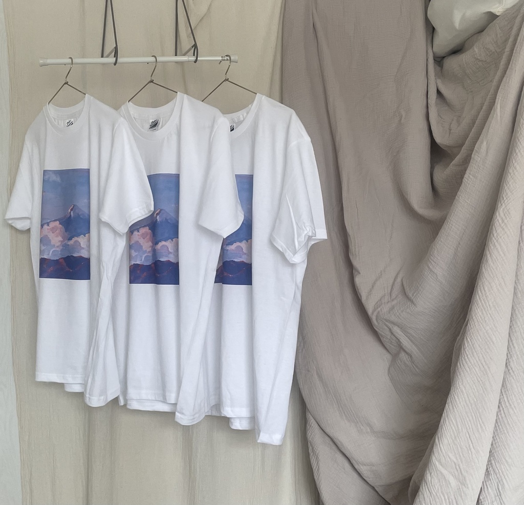 そらとやまの青いTシャツ