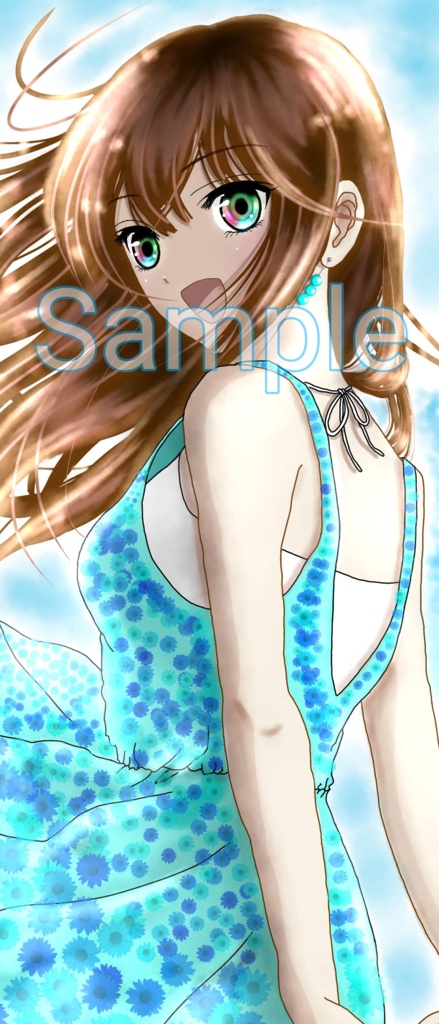 海辺で風を受けて喜ぶ女の子