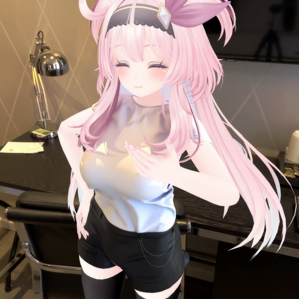 セレスティア用の衣装、フレンチスリーブTシャツ、チェーン付レザーショートパンツ