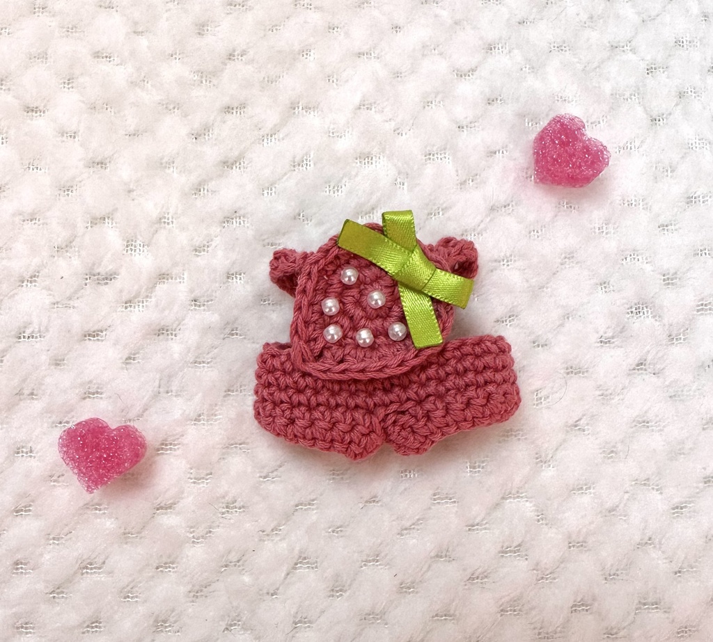 いちごなりきり帽子とサロペット