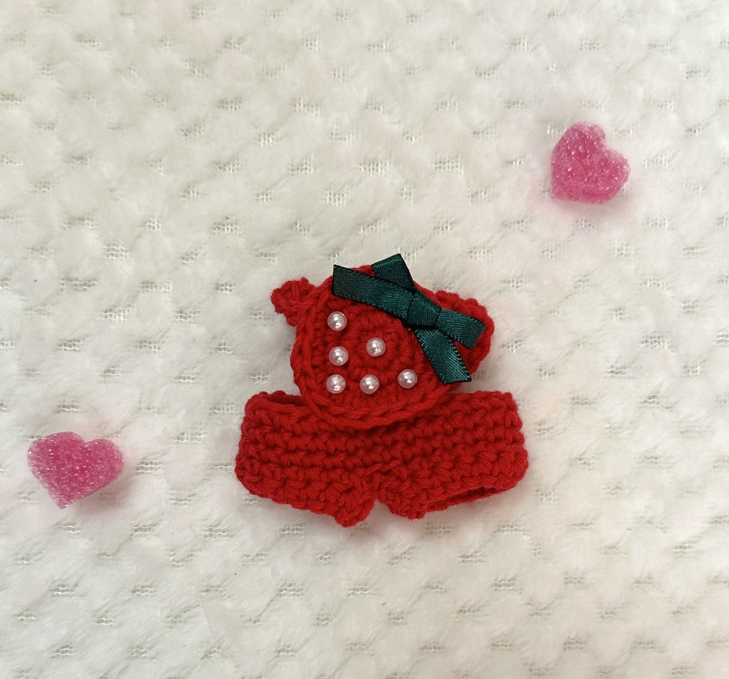 いちごなりきり帽子とサロペット