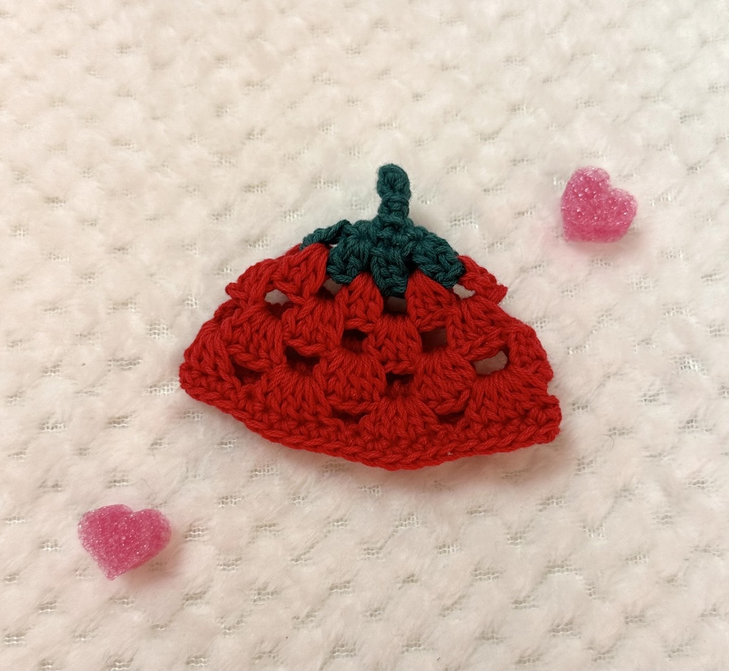 いちごなりきり帽子とサロペット