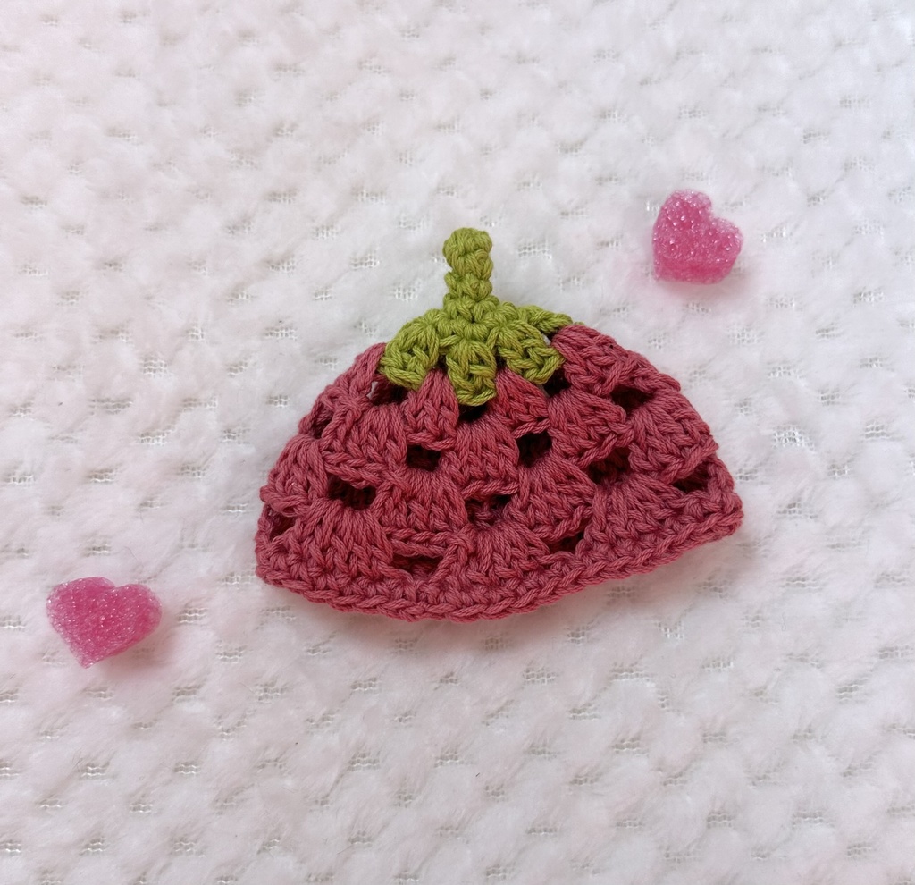 いちごなりきり帽子とサロペット