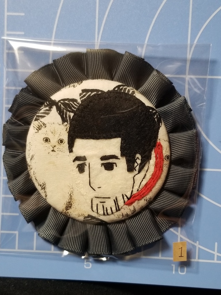 二話尾ブローチ